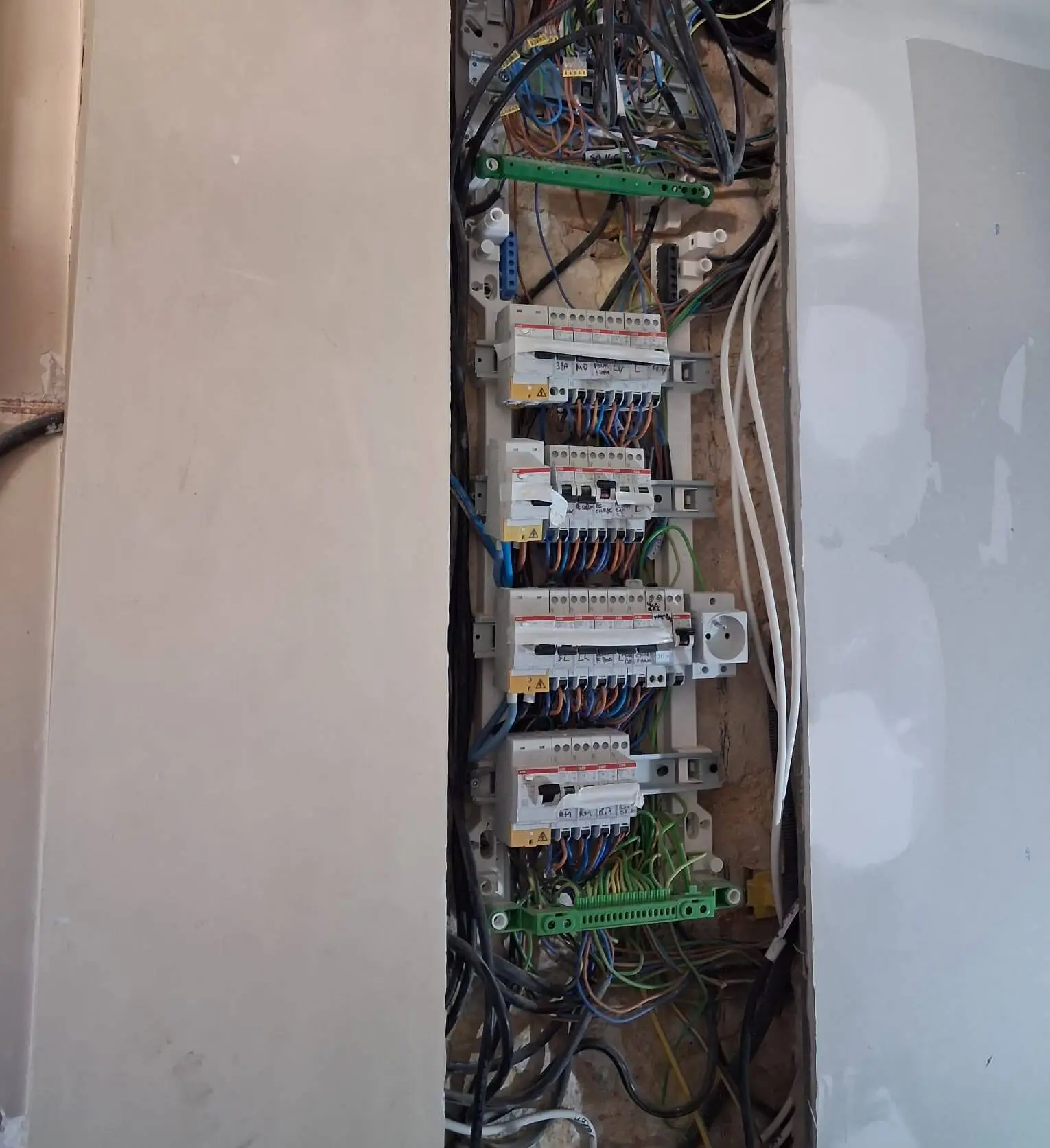 Tableau électrique neuf installé à Macau par LunElec33
